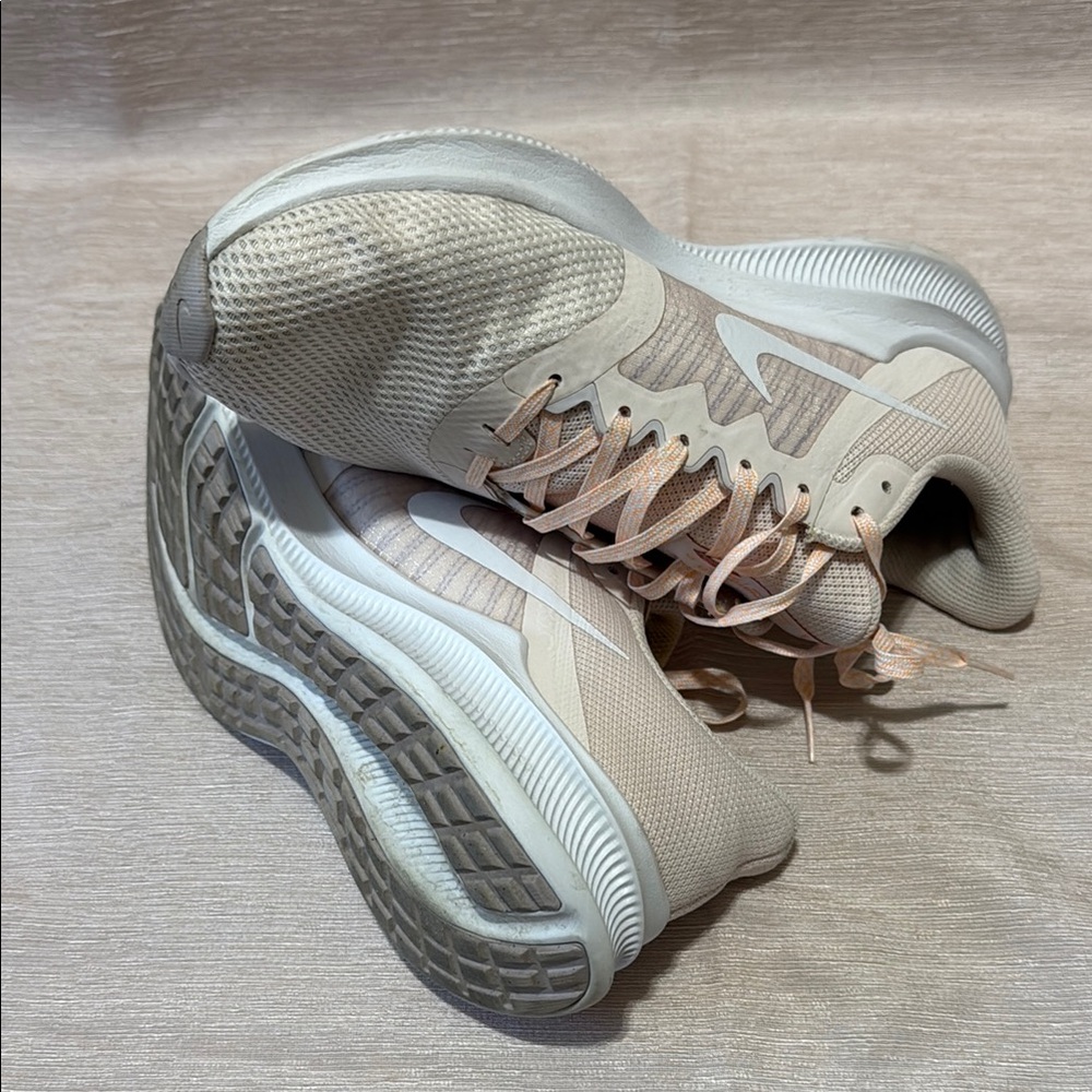 Nike Beige and Gray Sneakers - Picture 4 of 8